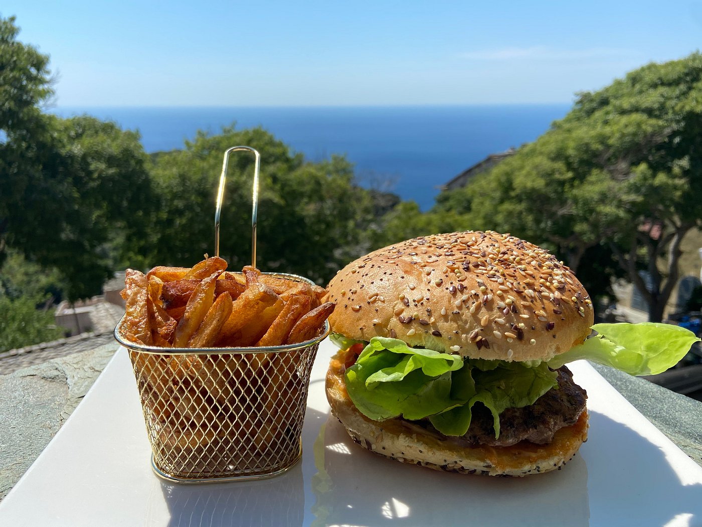 Burger et frites maison, vue sur la mer depuis le Bar des Amis Canari