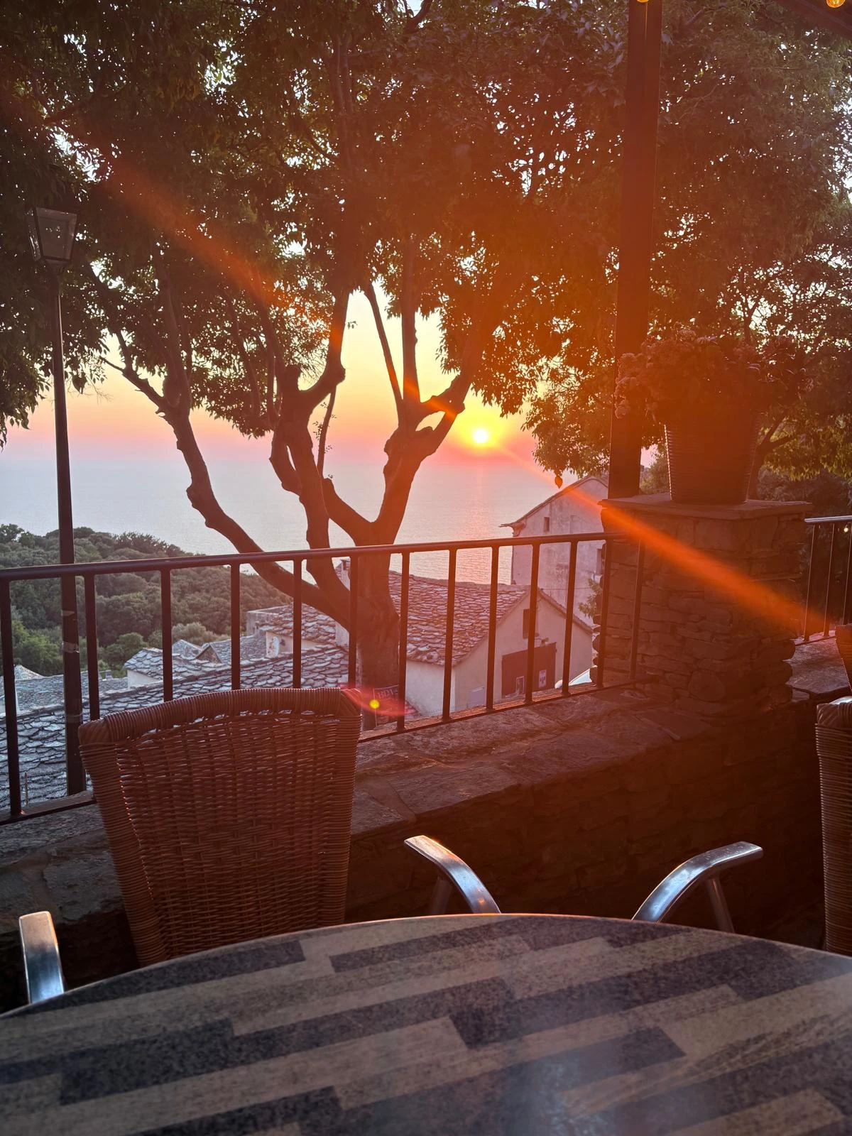 Coucher de soleil sur la mer depuis la terrasse