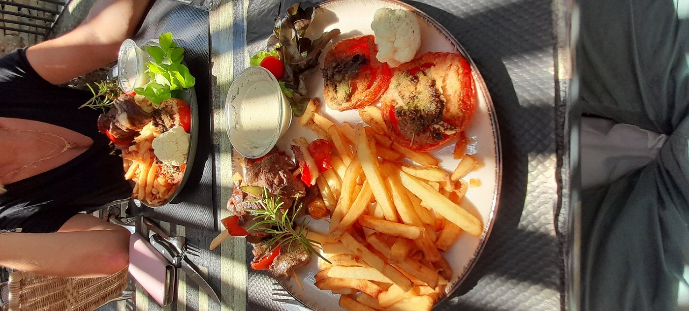 Plat de viande grillée et frites, Bar des Amis Canari