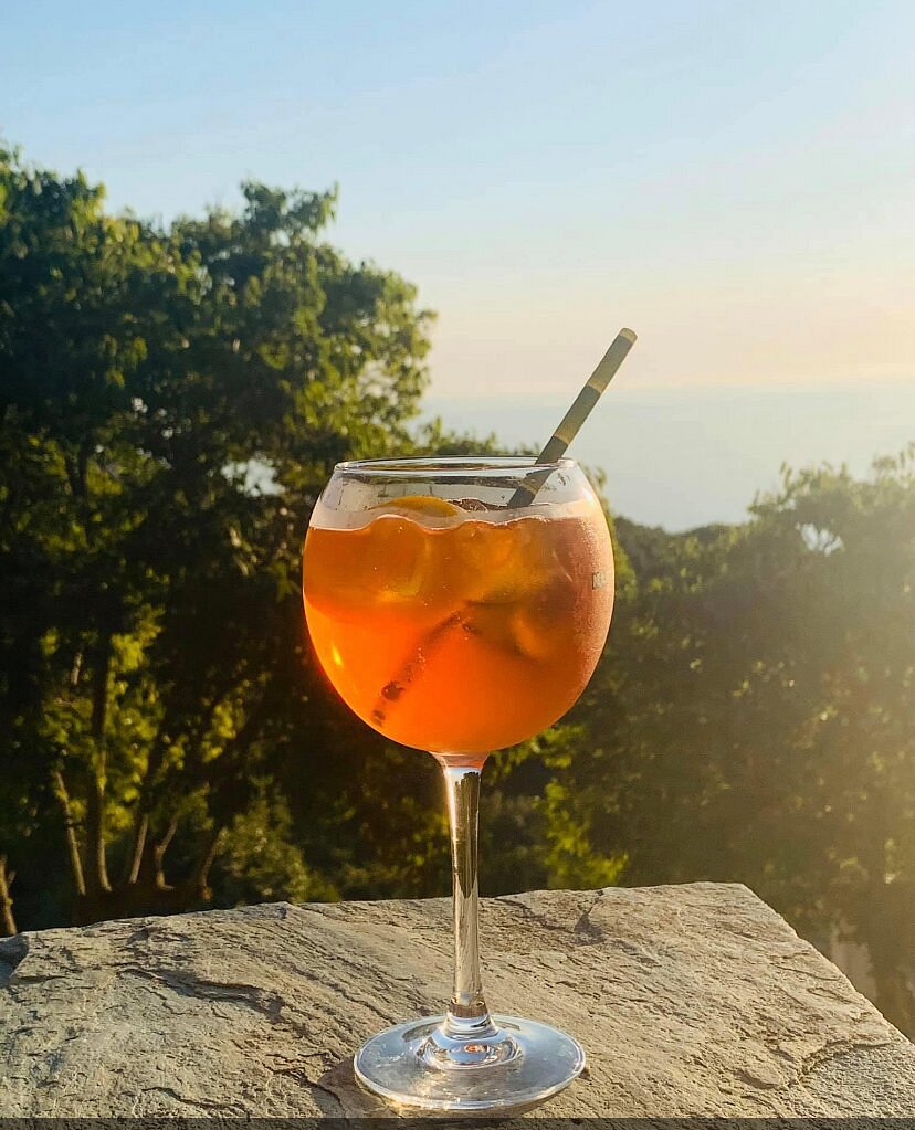 Apéritif au coucher du soleil, Bar des Amis Canari