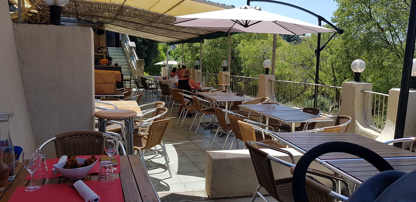 Repas sur la terrasse du Bar des Amis, Canari