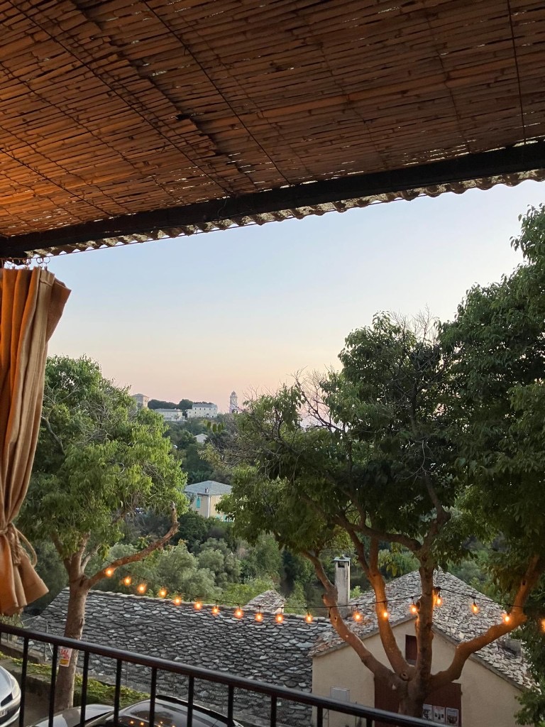 Vue sur le village depuis la terrasse du Bar des Amis